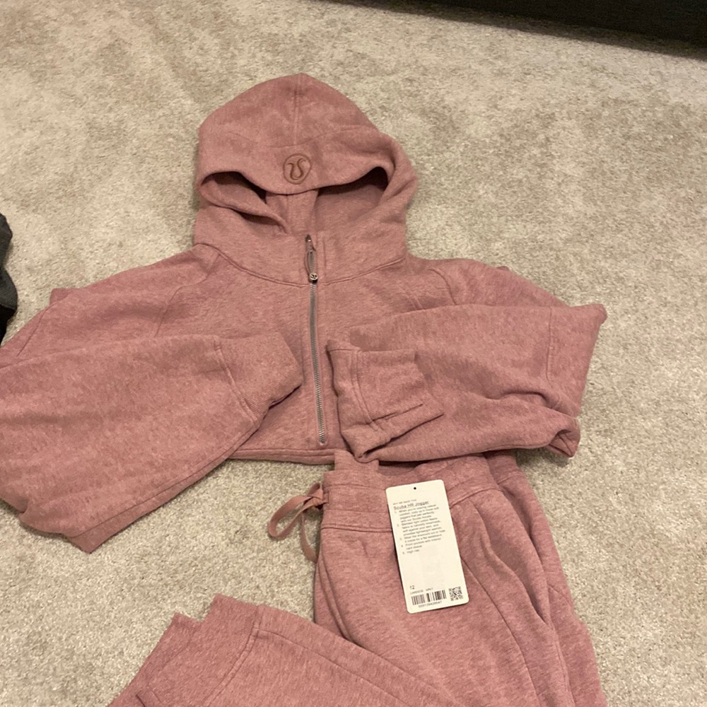 Lululemon Scuba set in pretty rose color!